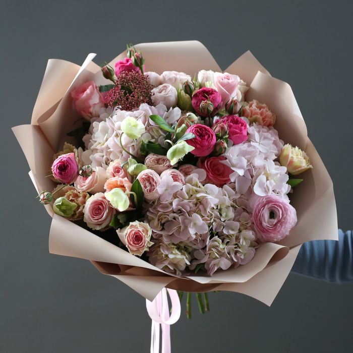 Классический нежный букет с яркими нотками. ― Amourflowers