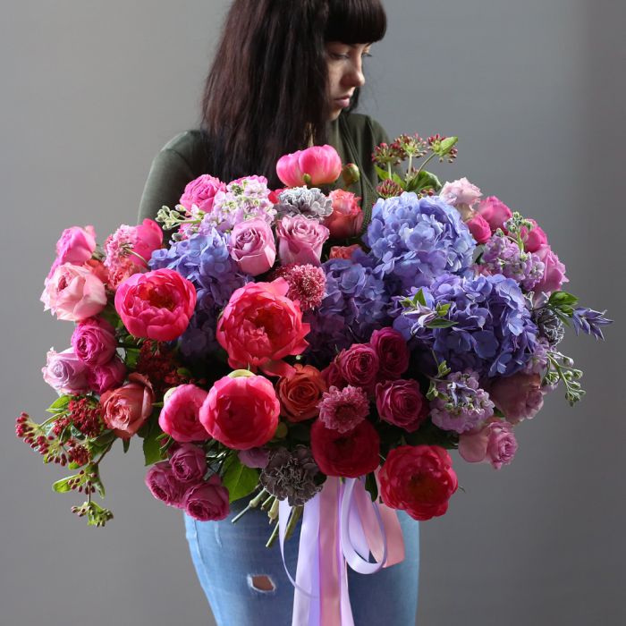 Огромный букет в контрастных тонах ― Amourflowers